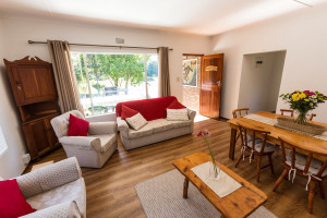  Vacation Hub International | Beyond The Moon - Froggy Lodge Room