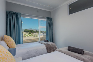  Vacation Hub International | Sunset Beach House Room