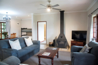  Vacation Hub International | Lions River Country Cottages Room