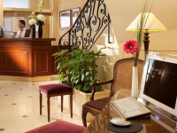  Vacation Hub International | Hôtel Champs-Elysées Friedland Room