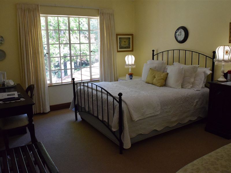  Vacation Hub International | Edward House Room