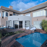  Vacation Hub International | Chocolate Box Room