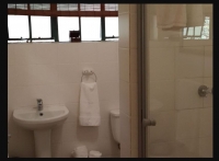  Vacation Hub International | Mackers Riverbend Cottages - Sunbirds Nest Room