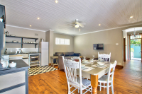  Vacation Hub International | Newlands Cottages - Little Clarkia Room
