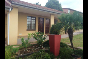  Vacation Hub International | VJ's Guesthouse Room