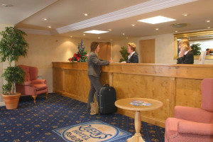  Vacation Hub International | The Queens Hotel Room