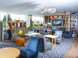  Vacation Hub International | Holiday Inn London West Room
