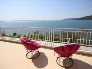  Vacation Hub International | Croatia Sea Front Villa Room