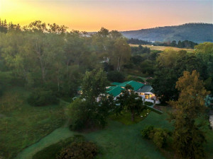  Vacation Hub International | Eastbrook River lodge Room