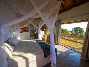  Vacation Hub International | Paradise Falls Room