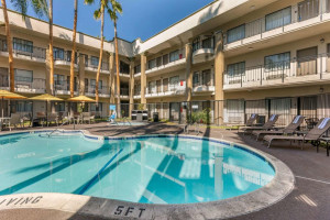  Vacation Hub International | Comfort Inn & Suites Orange County John Wayne Airport Room