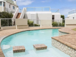  Vacation Hub International | Modern Seaview Apartment Room