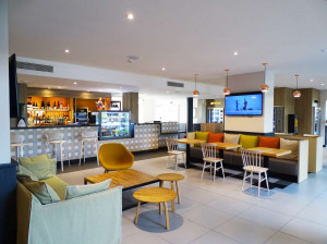  Vacation Hub International | Hotel Campanile Val De France Room