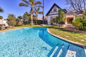  Vacation Hub International | King George's Guest House Room
