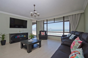  Vacation Hub International | Mountain and Sea Splendor Room