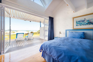  Vacation Hub International | Friday Island Room
