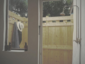  Vacation Hub International | Forested Away Room