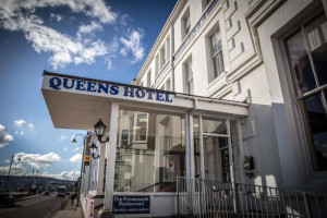  Vacation Hub International | The Queens Hotel Room