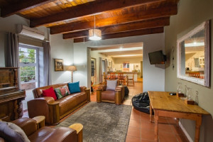  Vacation Hub International | Bergsicht Country Cottages-Ixia Town Cottage Room