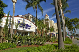  Vacation Hub International | Anaheim Portofino Inn & Suites Room