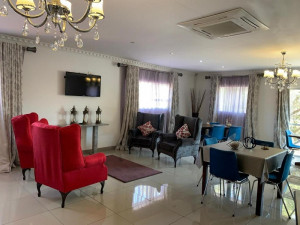  Vacation Hub International | Leighton Court Room
