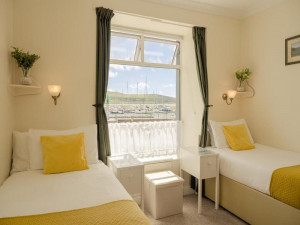  Vacation Hub International | The Waterfront Room