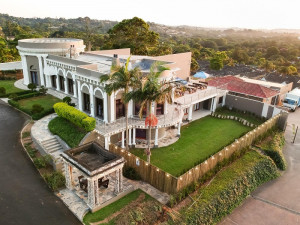  Vacation Hub International | The Gregory Room