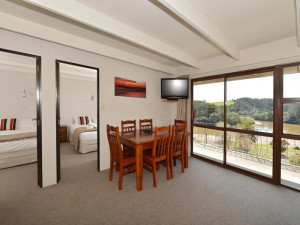  Vacation Hub International | Falls Motel & Waterfront Campground Room