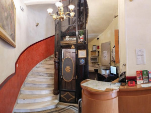  Vacation Hub International | Cecil Hotel Room