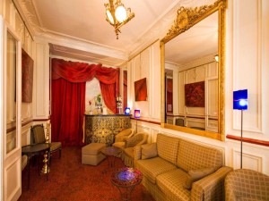  Vacation Hub International | Hotel Peyris Opera Room
