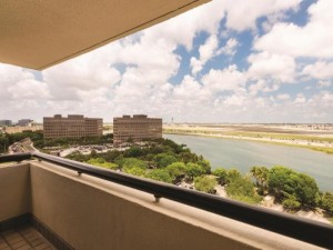  Vacation Hub International | Hilton Miami Airport Blue Lagoon Room