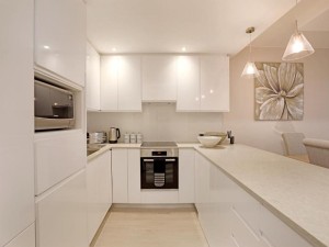  Vacation Hub International | Dolphin Beach H106 by HostAgents Room