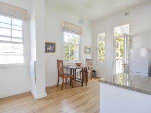 Vacation Hub International | Open Home - Sunny Windsor Apartment in Kalk Bay Room