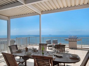  Vacation Hub International | Escape to our Happy Place Room