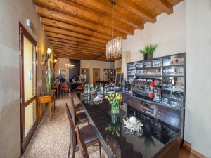  Vacation Hub International | Hotel Venice Resort Airport Room