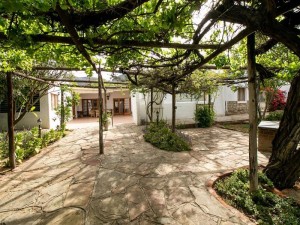  Vacation Hub International | The Townhouse Room