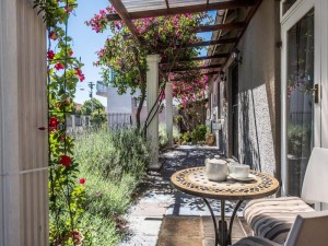  Vacation Hub International | Greenlawns B&B Room
