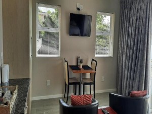  Vacation Hub International | Phoenix Lodge and Waterside Accommodation Room