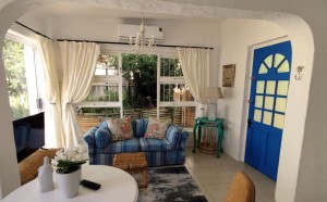  Vacation Hub International | Squirrels Nook Cottage Constantia Room