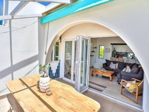  Vacation Hub International | Santorini Beachfront Apartment Room