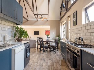  Vacation Hub International | Ginger Barn Retreat - 1km from Menlyn Room