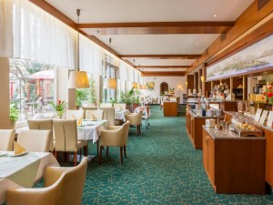  Vacation Hub International | Parkhotel Crombach Room
