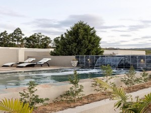  Vacation Hub International | Point R40 Lodge - Conference, Self Catering & Spa Room